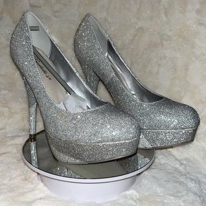 BRECKELLE’S Silver glitter heels! NEW IN BOX!